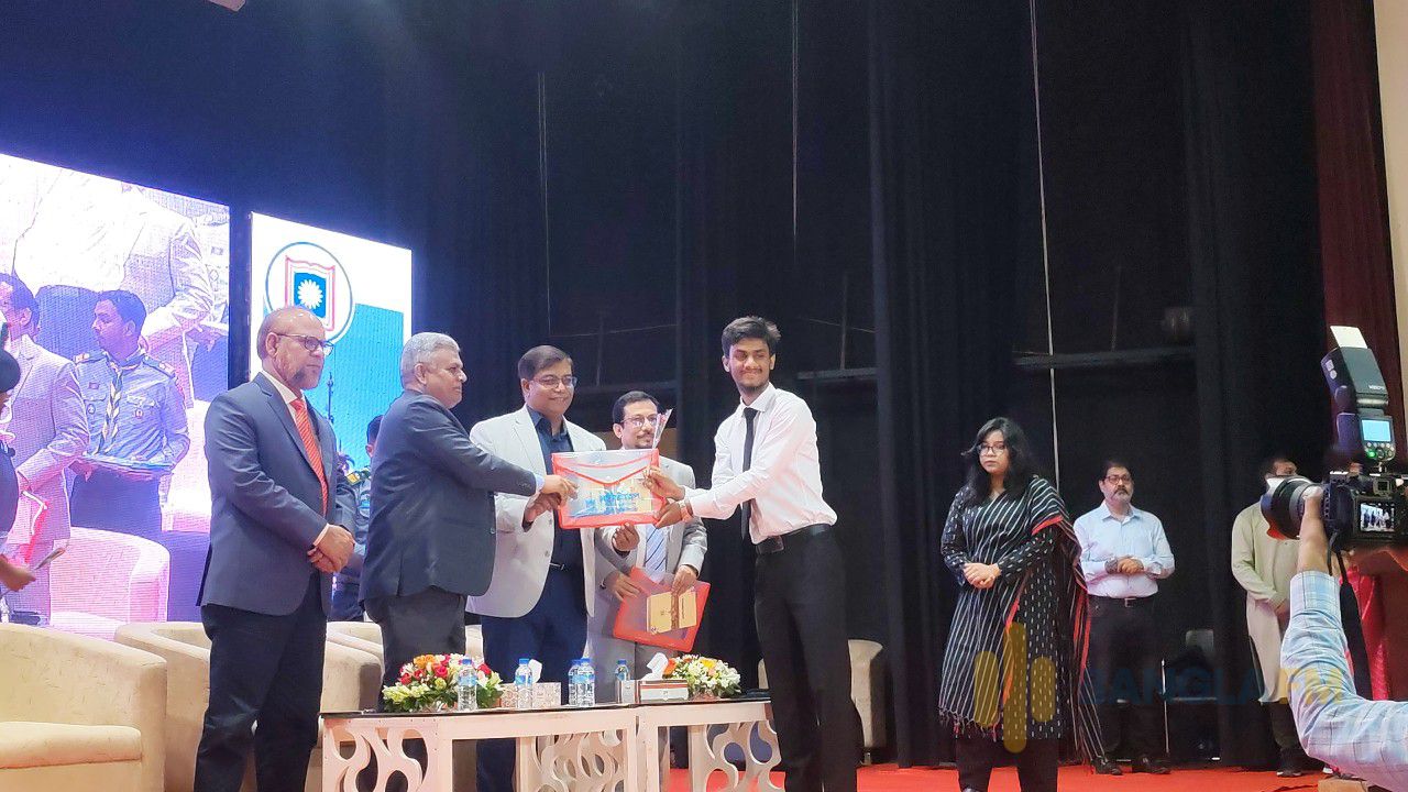 নবীন শিক্ষার্থীদের বরণ করে নিল রাজশাহী বিশ্ববিদ্যালয়