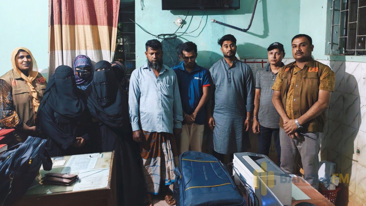 নোয়াখালীর দুই হোটেলে ডিবির অভিযানে ৮ জন গ্রেপ্তার 