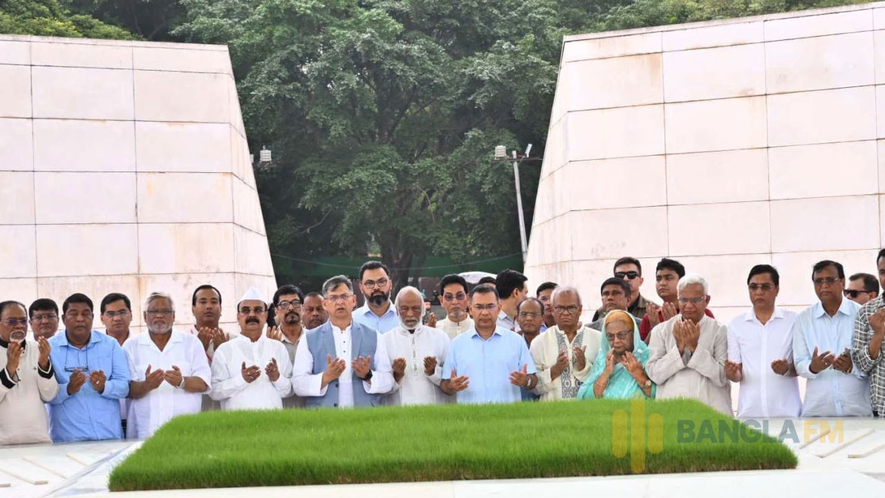 বিএনপির প্রতিষ্ঠাবার্ষিকীতে জিয়াউর রহমান ও খালেদা জিয়ার সমাধিতে প্রধানমন্ত্রীর শ্রদ্ধা