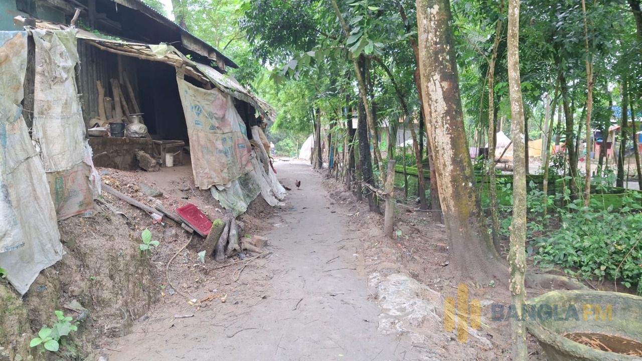 বাউফলে মাটির কাজ বালু দিয়ে, বরাদ্দের টাকা আত্মসাতের অভিযোগ