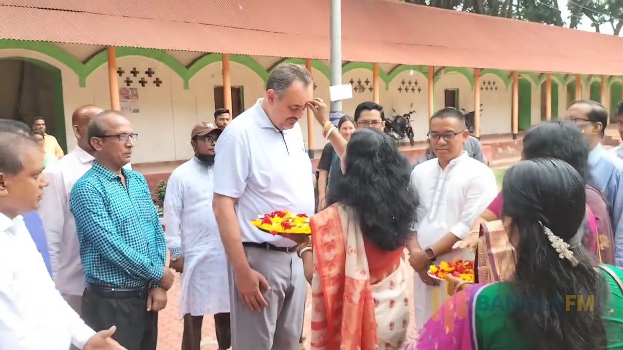 কান্তনগর মন্দিরে মুগ্ধ মার্কিন রাষ্ট্রদূত, ঘুরে দেখলেন নয়াবাদ মসজিদ ও রেলওয়ে কারখানা
