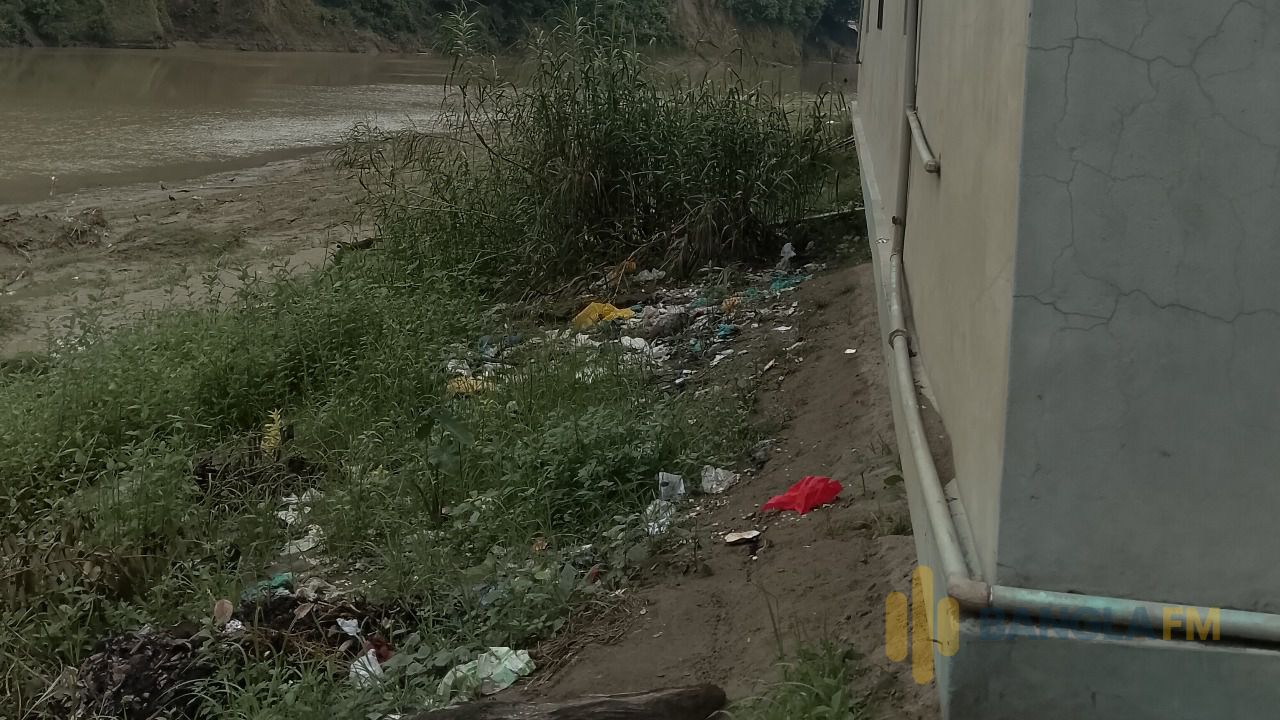 বান্দরবানে নদী দখল করে ৩ তলা ভবন নির্মাণ