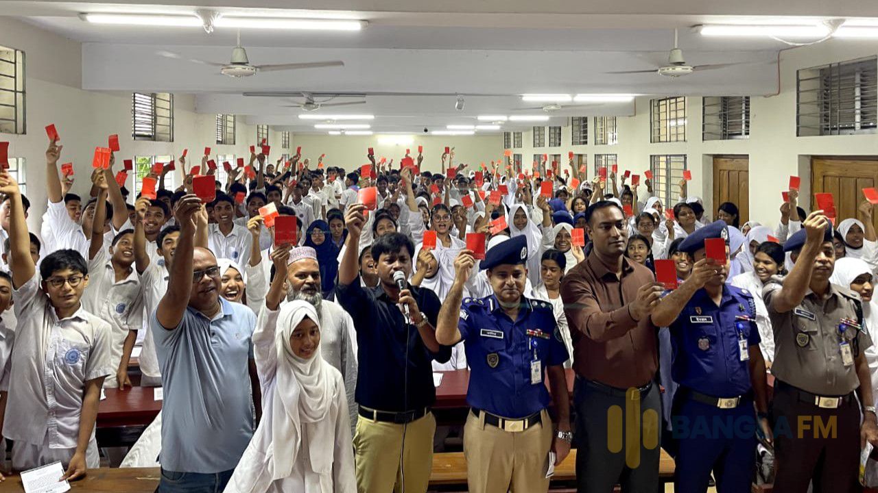 নোয়াখালীতে অপরাধকে লাল কার্ড দেখিয়ে শিক্ষার্থীদের শপথ