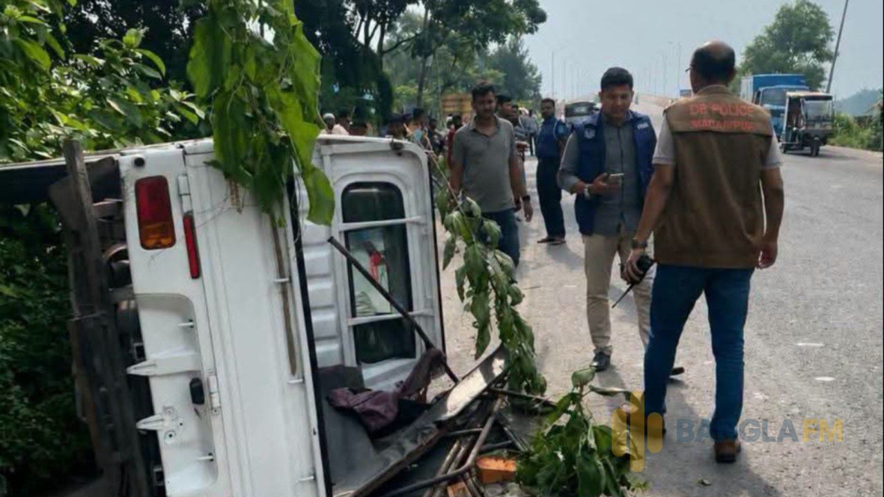 মাদারীপুরে পিকআপ উল্টে পুলিশ সদস্য নিহত, আহত ১০