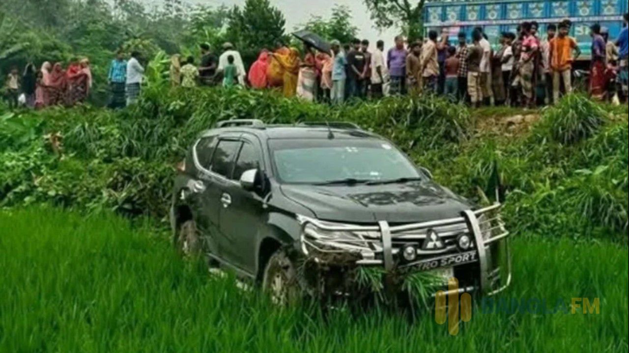  প্রতিবন্ধী নারীকে বাঁচাতে গিয়ে ধানখেতে প্রতিমন্ত্রীর গাড়ি