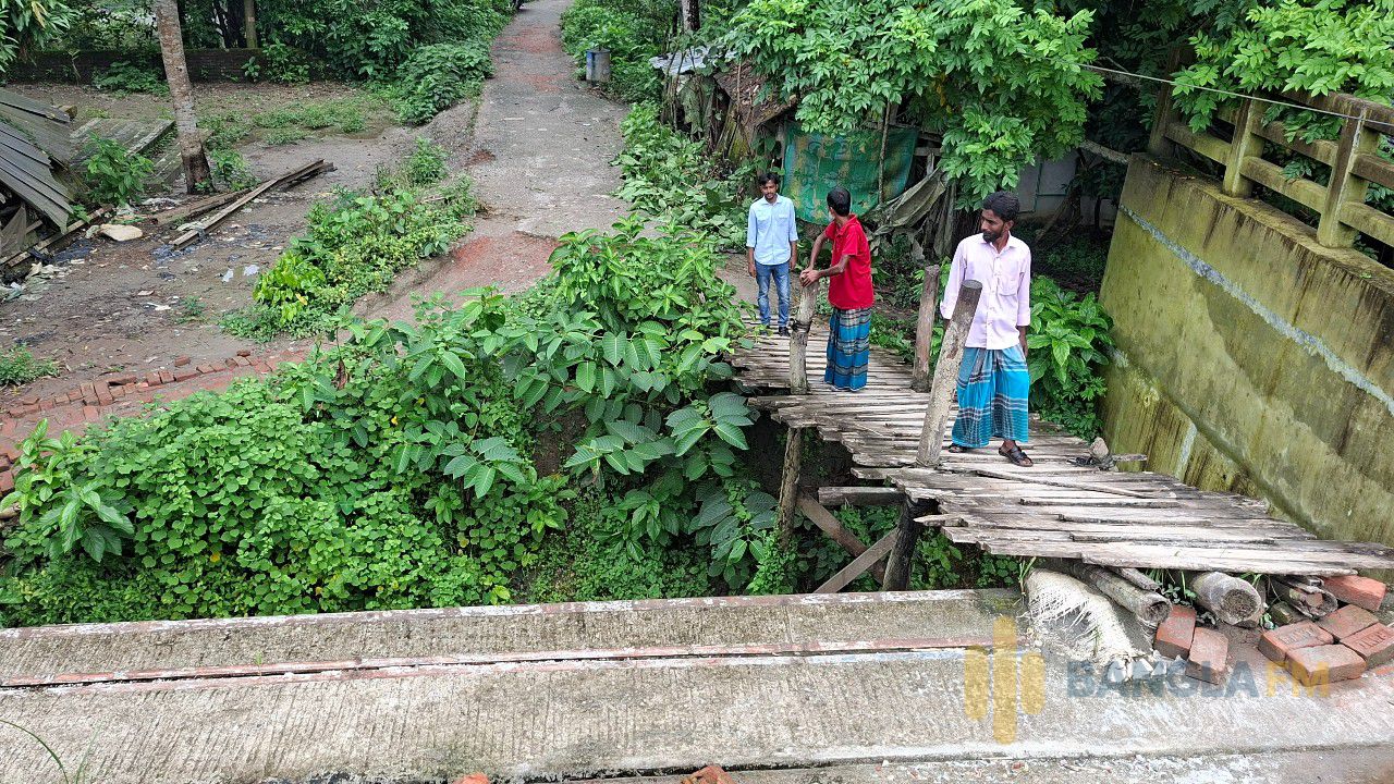 প্রায় ৭ কোটি টাকার সেতু, নেই সংযোগ সড়ক