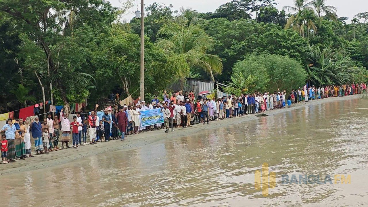নদীভাঙনের আতঙ্কে ধুলিয়া, স্থায়ী বাঁধের দাবিতে জনতার ঢল