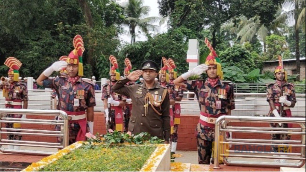গার্ড অব অনার ও পুষ্পস্তবক অর্পণে নূর মোহাম্মদ শেখেরকে বিজিবির শ্রদ্ধা