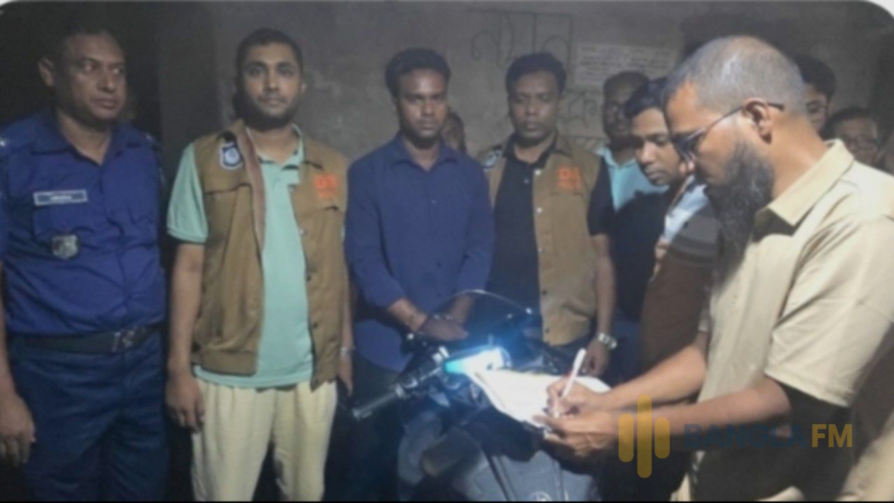 নওগাঁ পুলিশের অভিযানে মোটরসাইকেল উদ্ধার, গ্রেফতার ২
