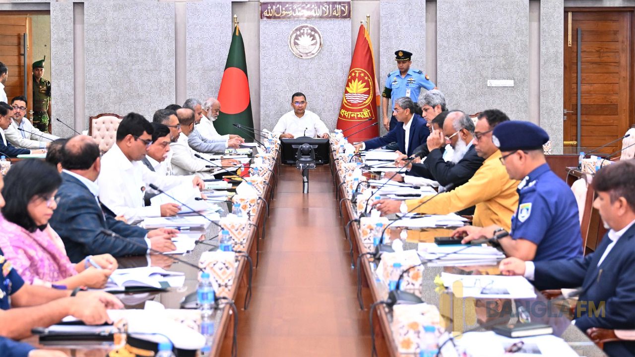 সচিবালয়ে বিভিন্ন বিষয় নিয়ে পর্যালোচনা সভায় প্রধানমন্ত্রী
