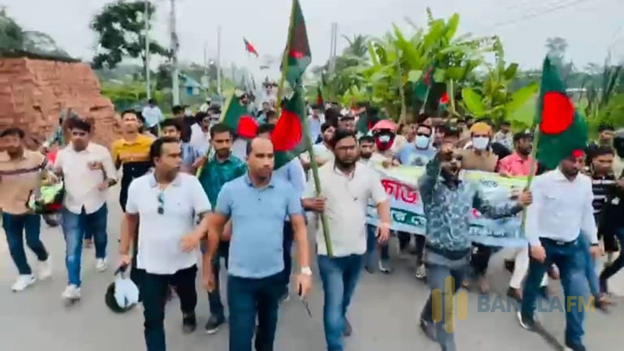 শরীয়তপুর-ঢাকা মহাসড়কে নিষিদ্ধ ছাত্রলীগের প্রকাশ্যে মিছিল