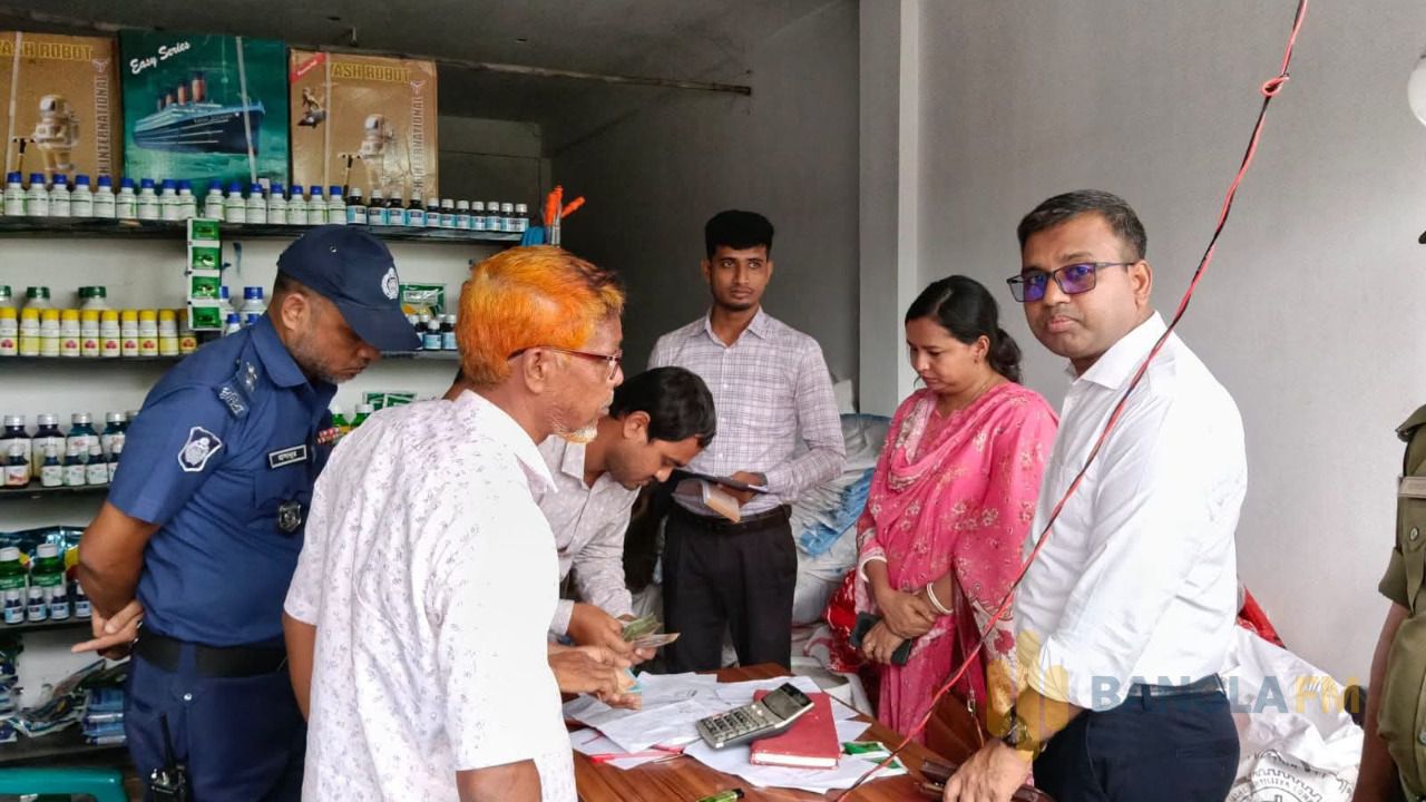 জয়পুরহাটে অবৈধ সার মজুত, ব্যবসায়ীকে ১০ হাজার টাকা জরিমানা ৫৭ বস্তা সার কৃষকদের মাঝে বিক্রি