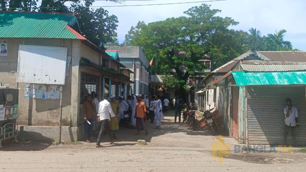 বাউন্ডারি ওয়াল ও গেইট  না থাকায় অনিরাপদ অবস্থায়  মদন সাব-রেজিস্ট্রার অফিস