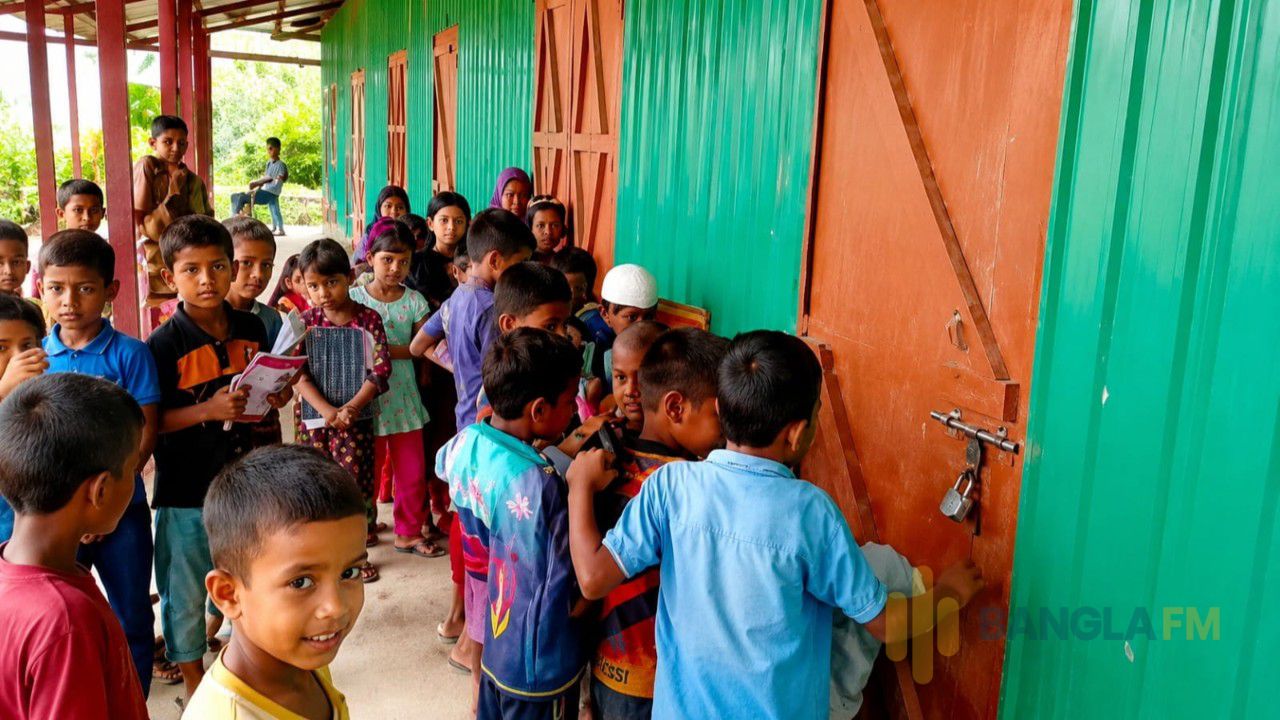 ব্রহ্মপুত্রের চরে তালাবদ্ধ সরকারি স্কুল, ক্ষোভে ক্লাসরুমের তালা ভাঙার চেষ্টা শিশুদের