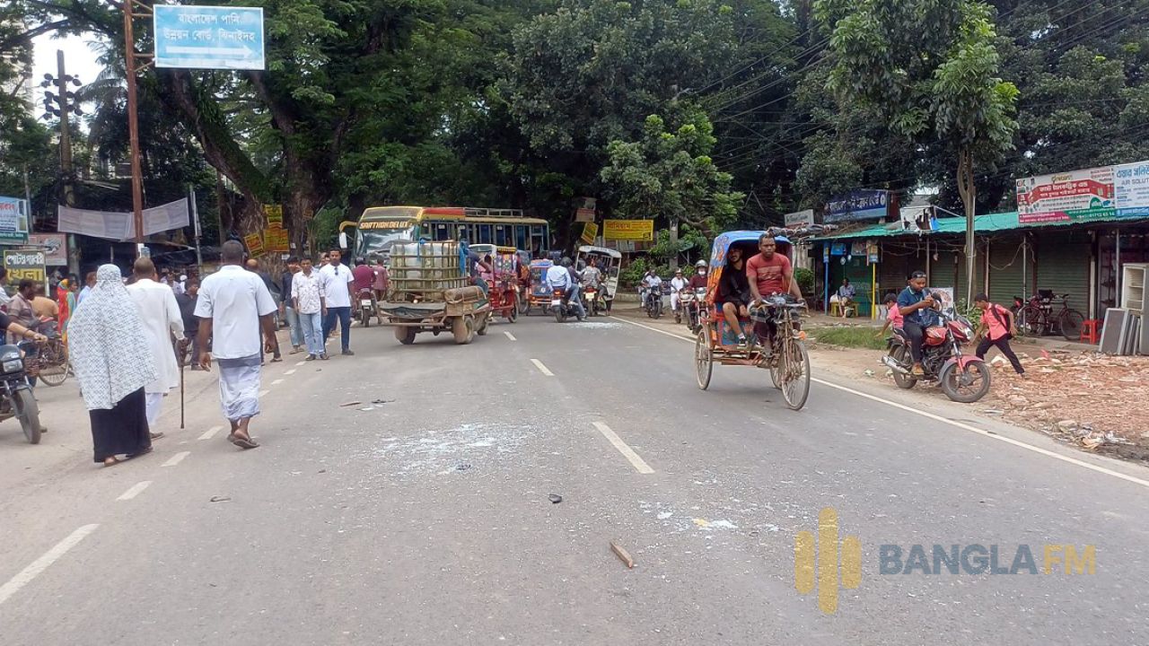 বাস-ইজিবাইক চলাচল নিয়ে দ্বন্দ্ব, ঝিনাইদহে সড়ক অবরোধ-ভাঙচুর