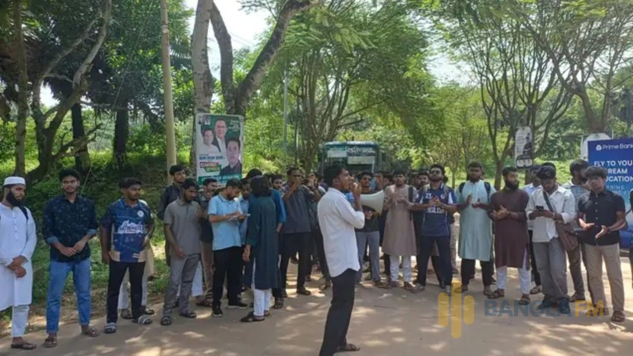 সরকারি চাকুরিতে ভাইবা নম্বর বৃদ্ধির প্রতিবাদে কুবিতে বিক্ষোভ