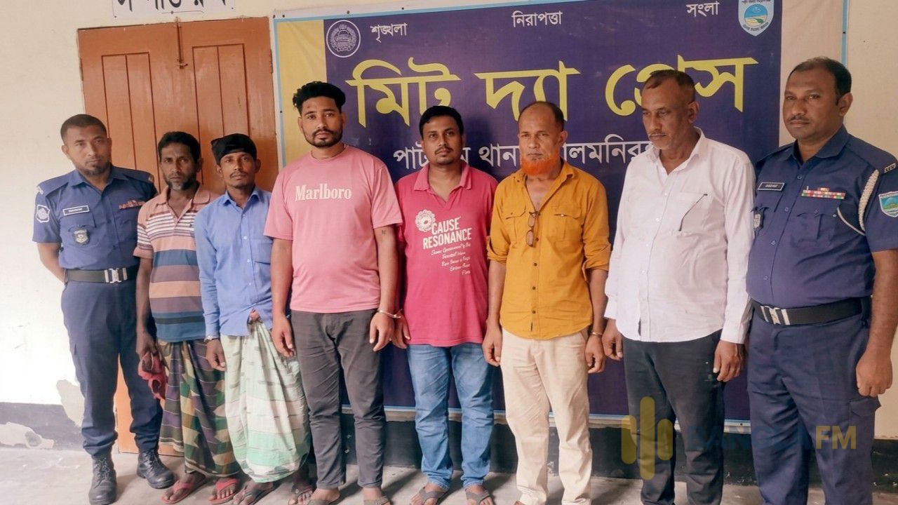 বুড়িমারীতে বিজিবি সদস্যদের হুমকি দেওয়ার অভিযোগে আটক ৬