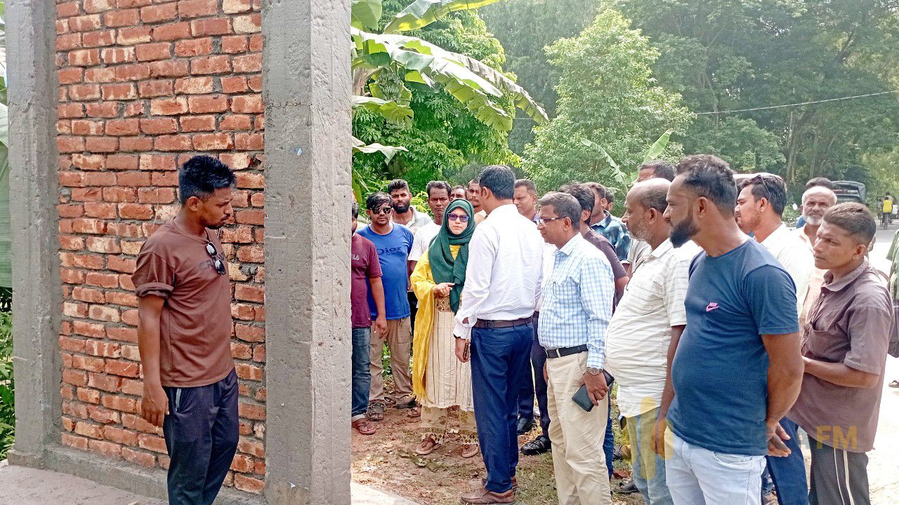 ঘোড়াঘাটের ভেতরে পলাশবাড়ীর সীমানা ফলক, স্থানীয়দের ক্ষোভ