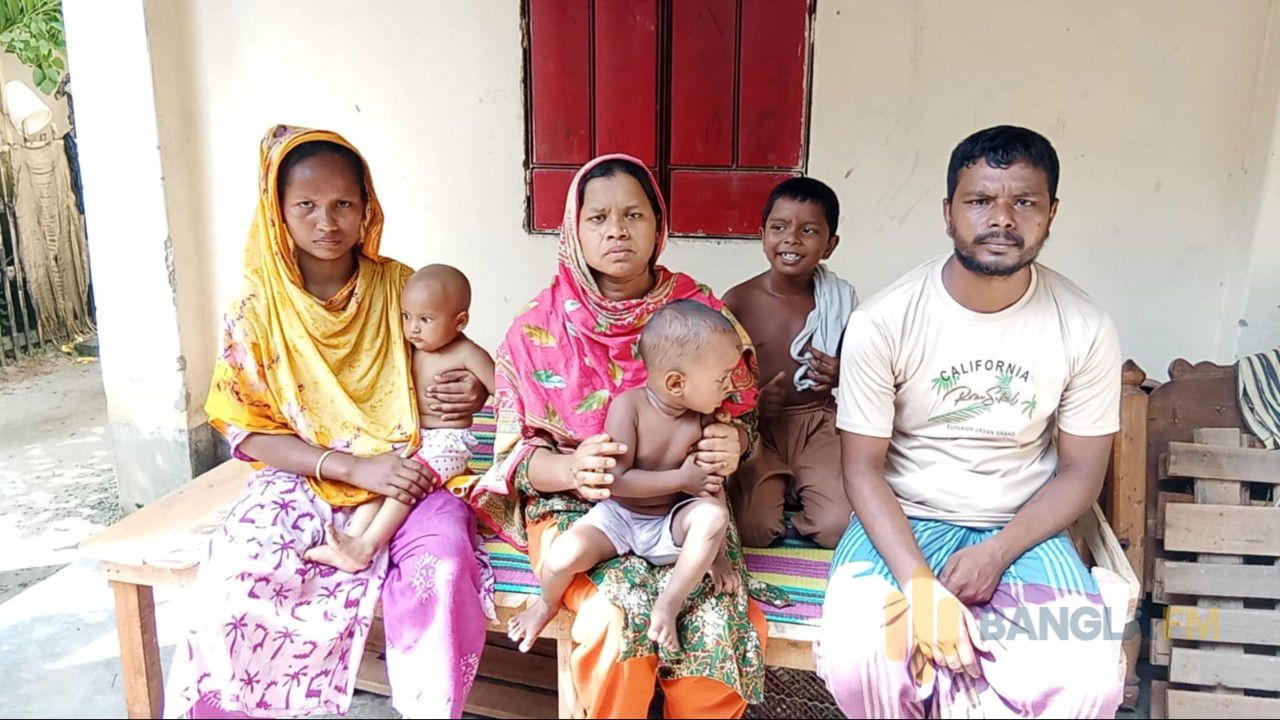 আশ্রয়ণ প্রকল্পের ঘরে তালা, পাঁচ দিন ধরে বারান্দায় দুই পরিবার 