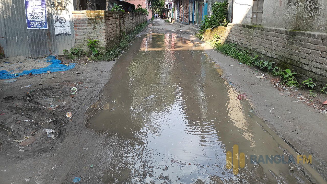 চরভদ্রাসনে সামান্য বৃষ্টিতেই গার্লস স্কুল সড়কে জলাবদ্ধতা, চরম জনদুর্ভোগ