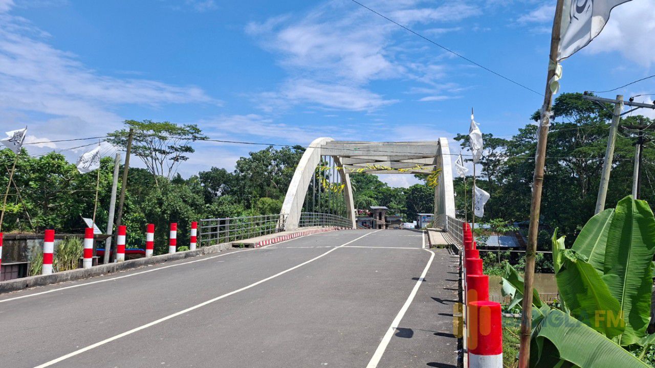 উজিরপুরে প্রায় ১০ কোটি টাকায় দৃষ্টিনন্দন সেতু, দেখতে প্রতিদিনই ভিড়