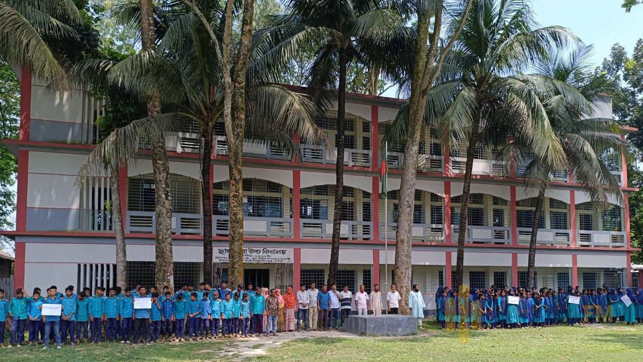 সারিয়াকান্দিতে এডহক কমিটি গঠন নিয়ে উত্তেজনা: হাসপাতালে প্রধান শিক্ষক, শিক্ষার্থীদের মানববন্ধন