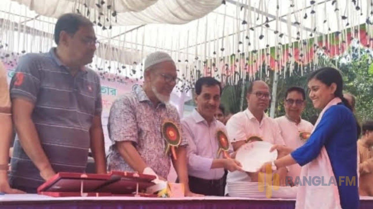 নওগাঁয় পৃথকভাবে দুই বিদ্যালয়ে পুরস্কার বিতরণ ও অভিভাবক সমাবেশ