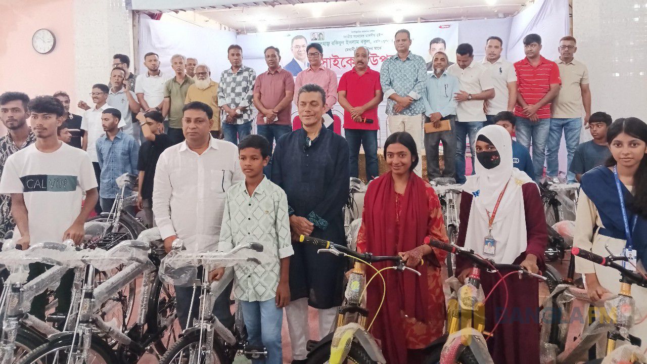 খুলনায় মেধাবী শিক্ষার্থীদের মাঝে হুইপ রকিবুল ইসলাম বকুলের অর্ধশতাধিক সাইকেল বিতরণ