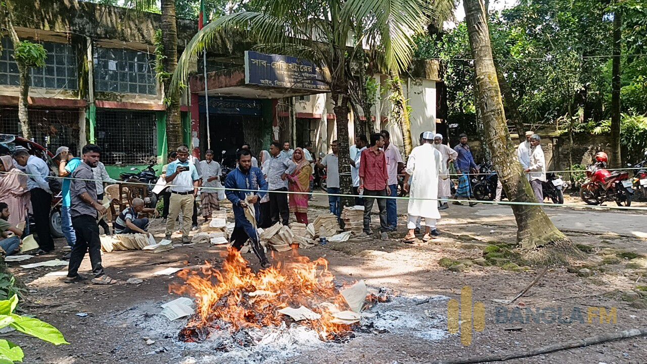 বাকেরগঞ্জ  সাব-রেজিস্ট্রি অফিসের পুরনো দলিল সরকারি নীতিমালা অনুযায়ী পুড়িয়ে ফেলা হলো