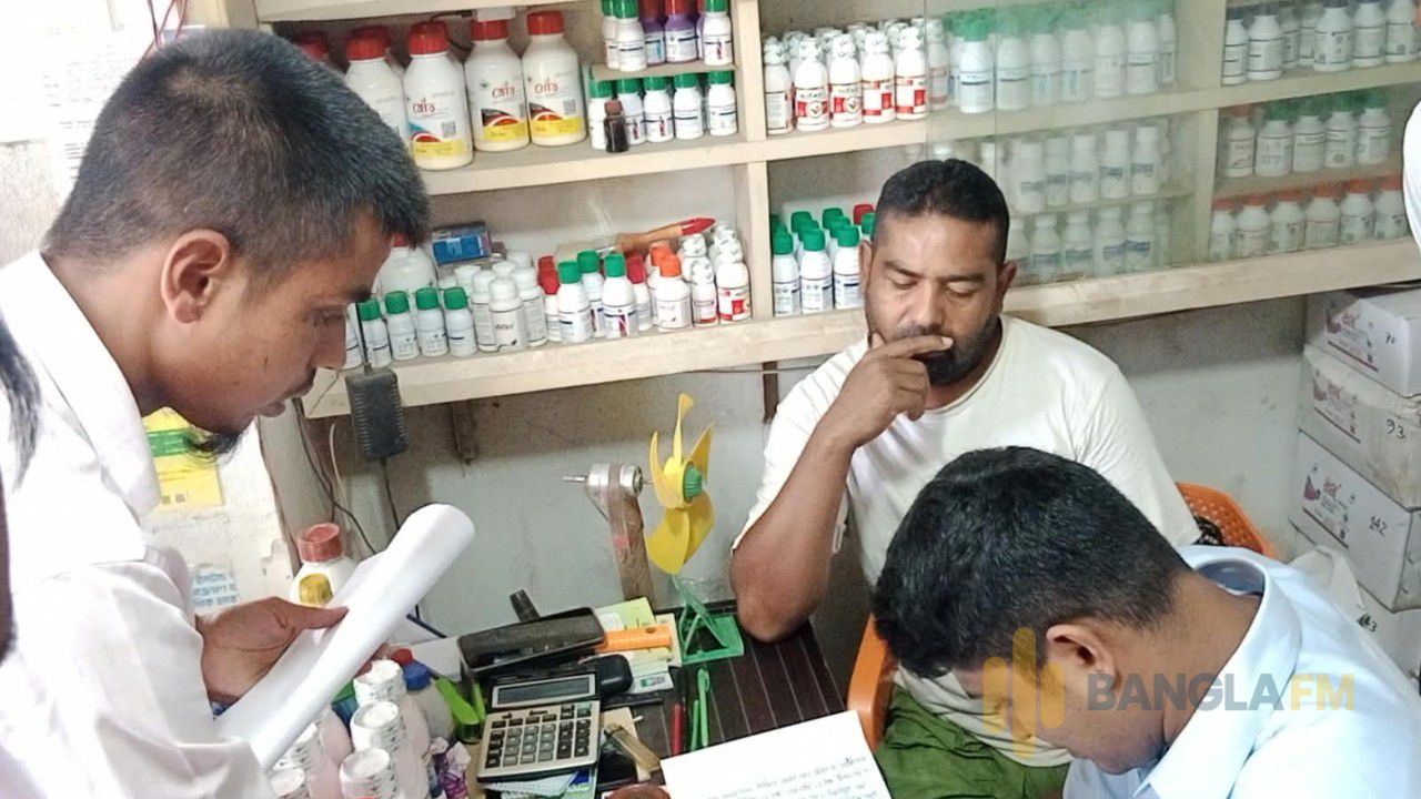 অবৈধ মজুদের অভিযোগে বিরলে অভিযানে ১,৩৯৩ বস্তা সার জব্দ