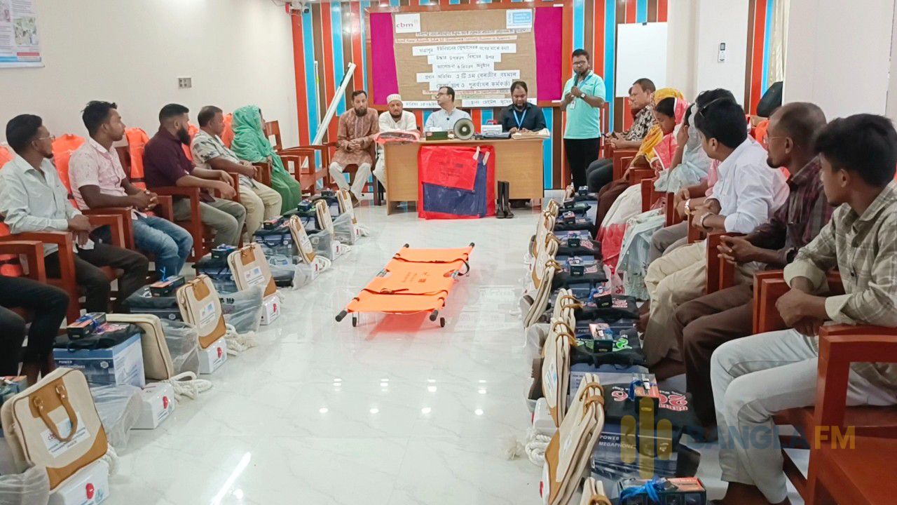 বন্যার জরুরি সাড়াদানে কুড়িগ্রামে স্বেচ্ছাসেবকদের হাতে উদ্ধার সরঞ্জাম