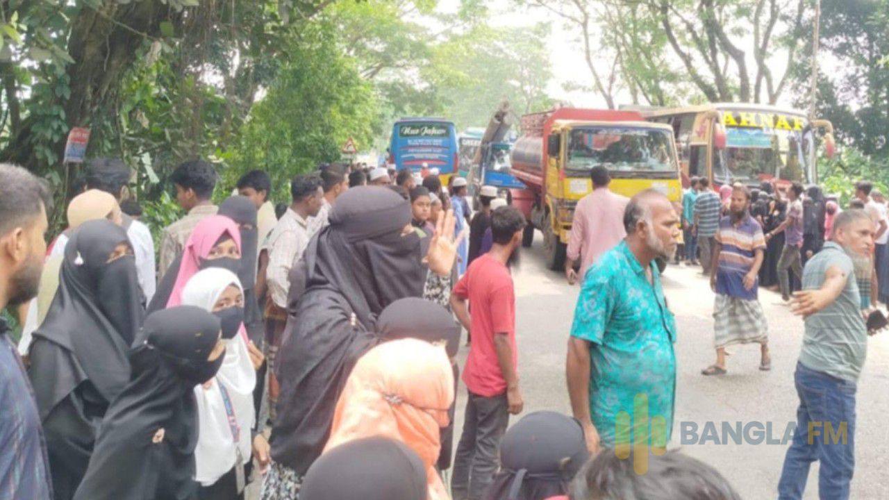 বরিশালে বাসচাপায় শিক্ষিকা নিহত: মহাসড়ক অবরোধ করলো শিক্ষার্থীরা