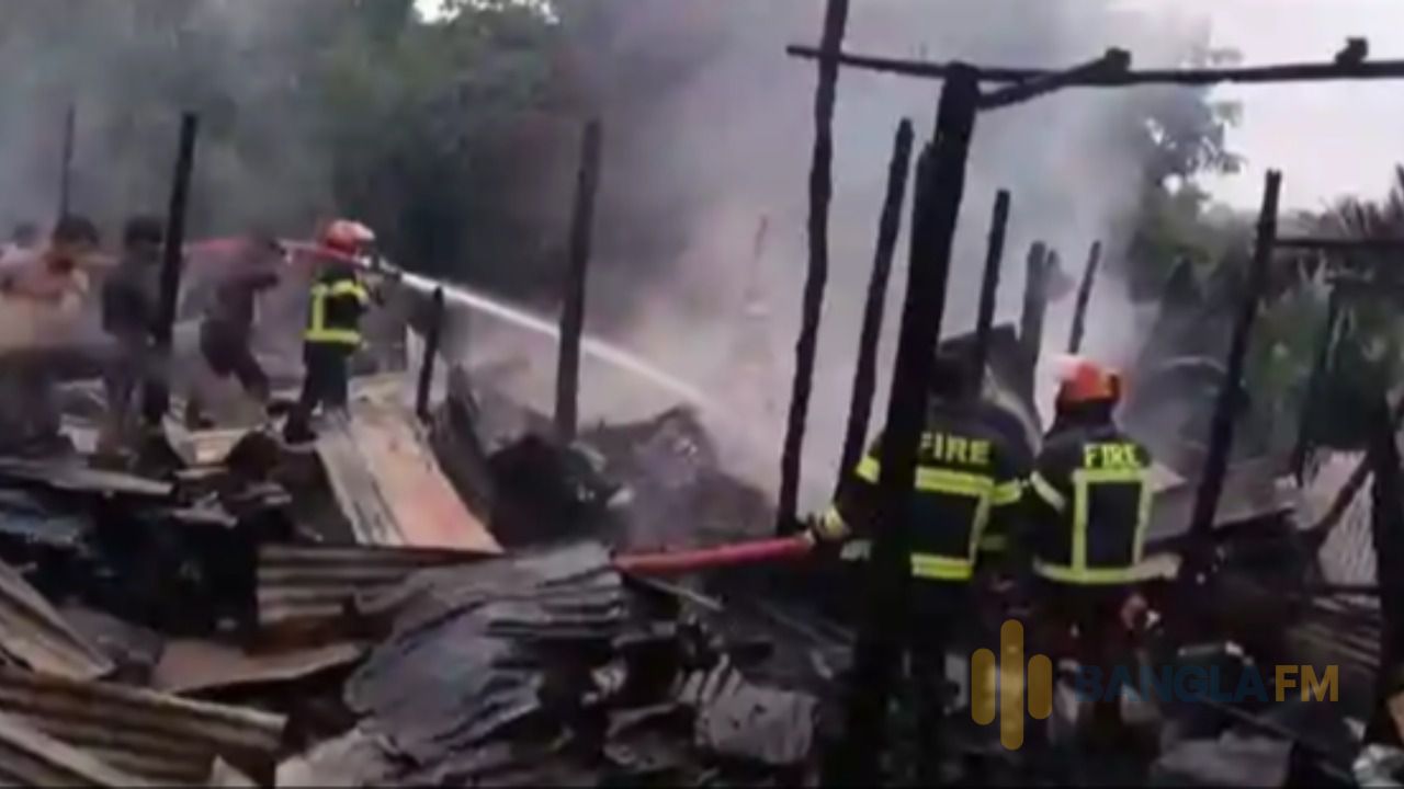বান্দরবানের বলিপাড়া বাজারে ভয়াবহ অগ্নিকাণ্ড, ২০ দোকান পুড়ে ছাই