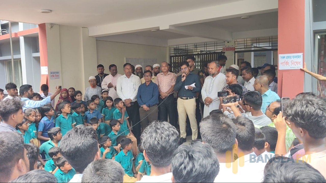 নেত্রকোণার কলমাকান্দায় ৬ দফা দাবিতে শিক্ষক-শিক্ষার্থীদের মানববন্ধন, বিক্ষোভ মিছিল 