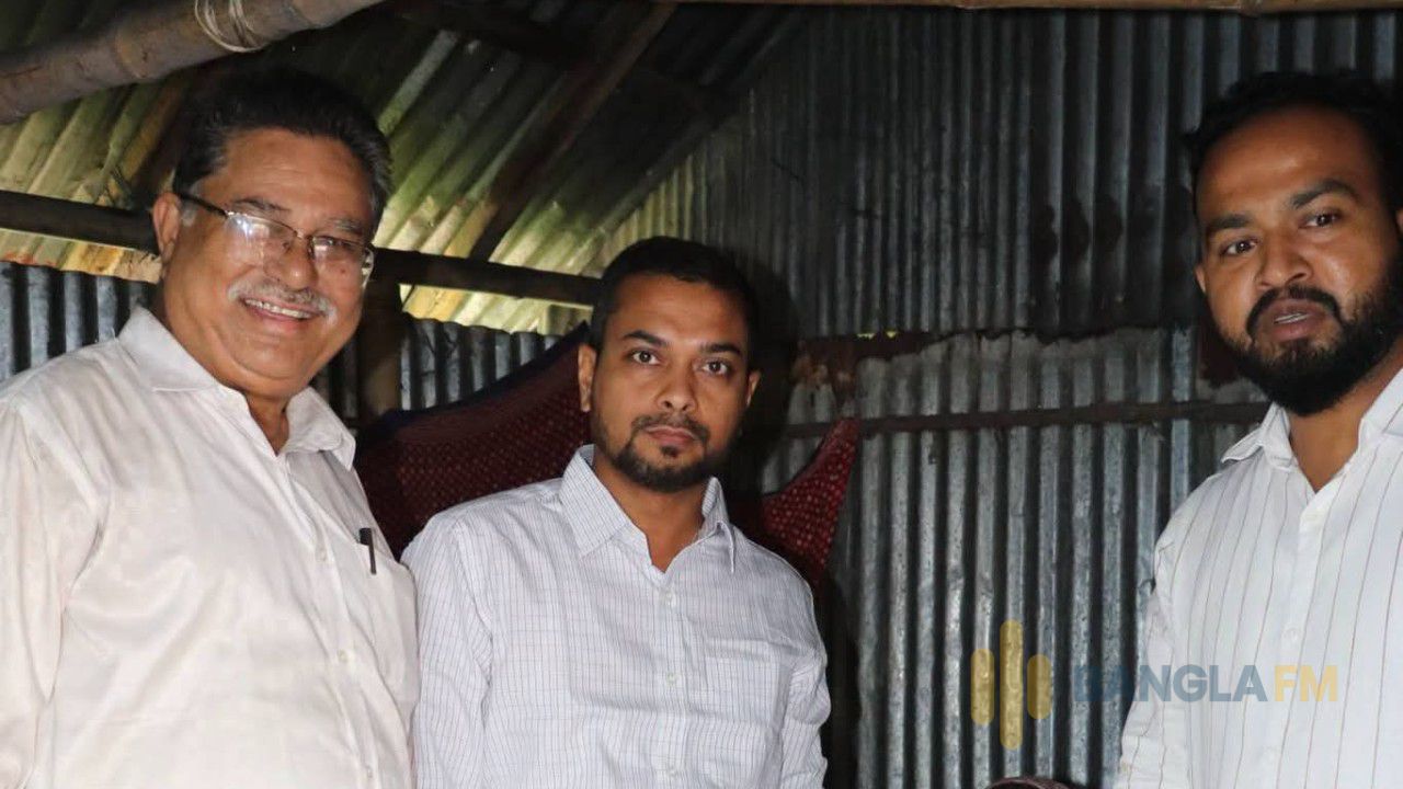 ৯৯ বছরের সাজিরন বেওয়ার পাশে উপজেলা প্রশাসন