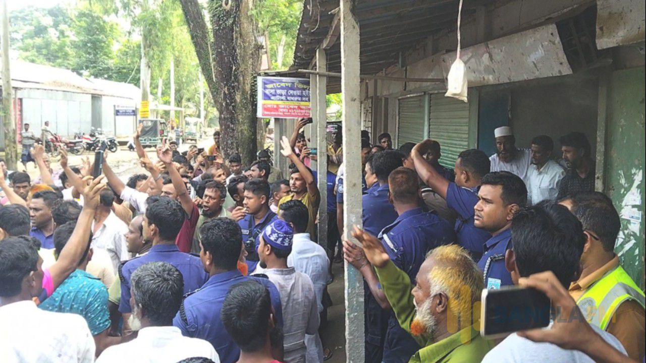 কুড়িগ্রামে সারের দাবীতে সড়ক অবরোধ, কৃষি কর্মকর্তা অবরুদ্ধ  