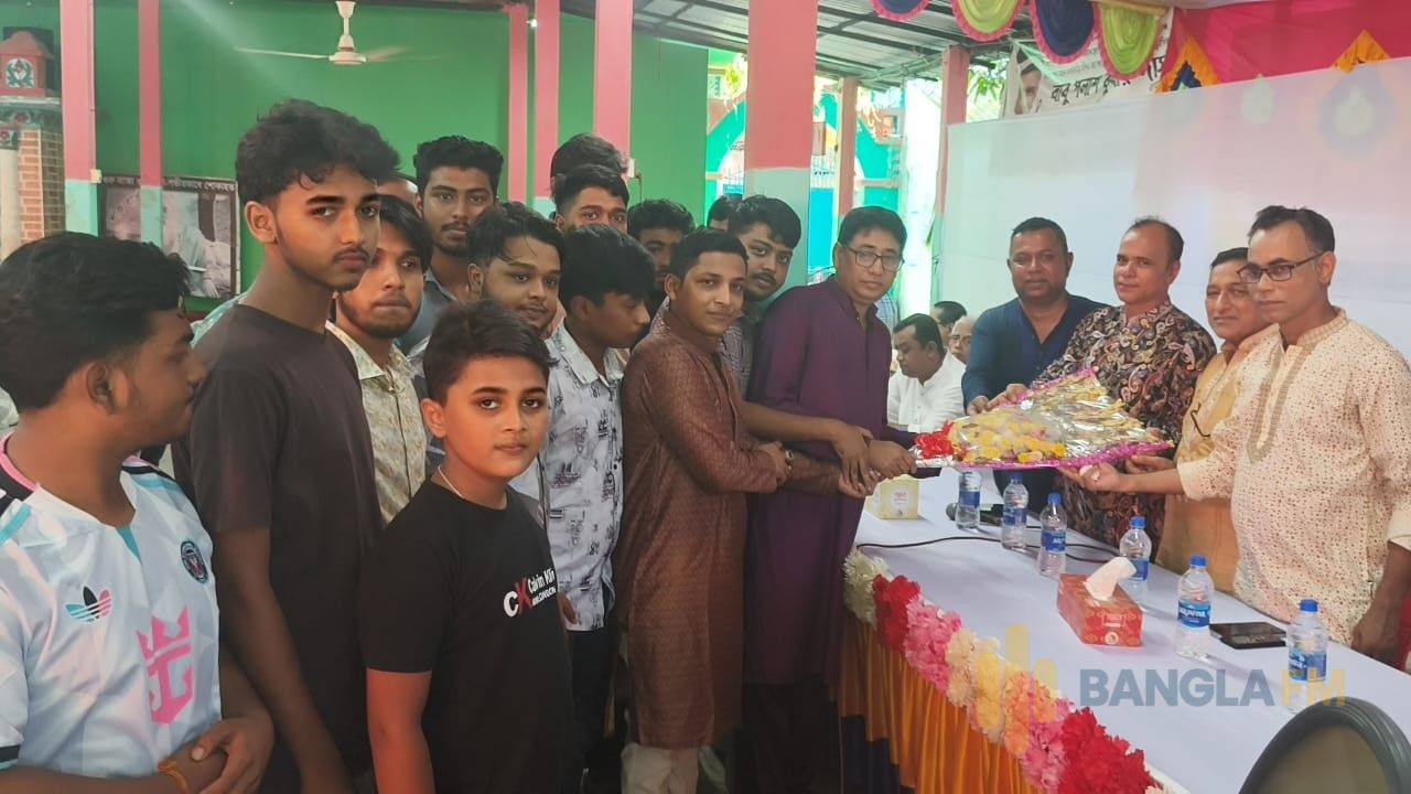 বাউফলের পথে পথে হুমায়ুন কবির, শুনছেন পৌরবাসীর কথা