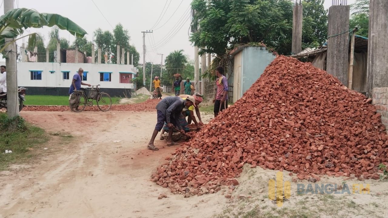 সৈয়দপুরে নিম্ন মানের ইট দিয়ে রাস্তা সংষ্কার, কর্তৃপক্ষ নির্বিকার 