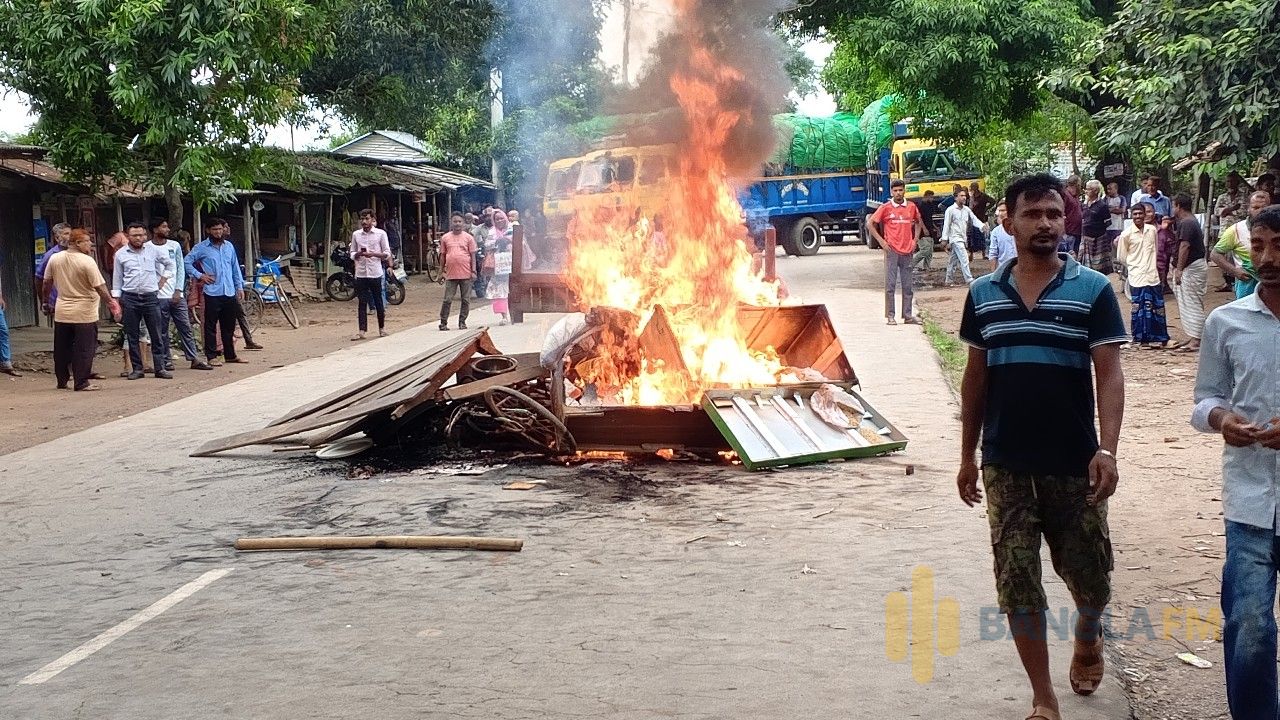 দিনাজপুরে রুহি হত্যা ও লাশ গুমের অভিযোগে মহাসড়ক অবরোধ