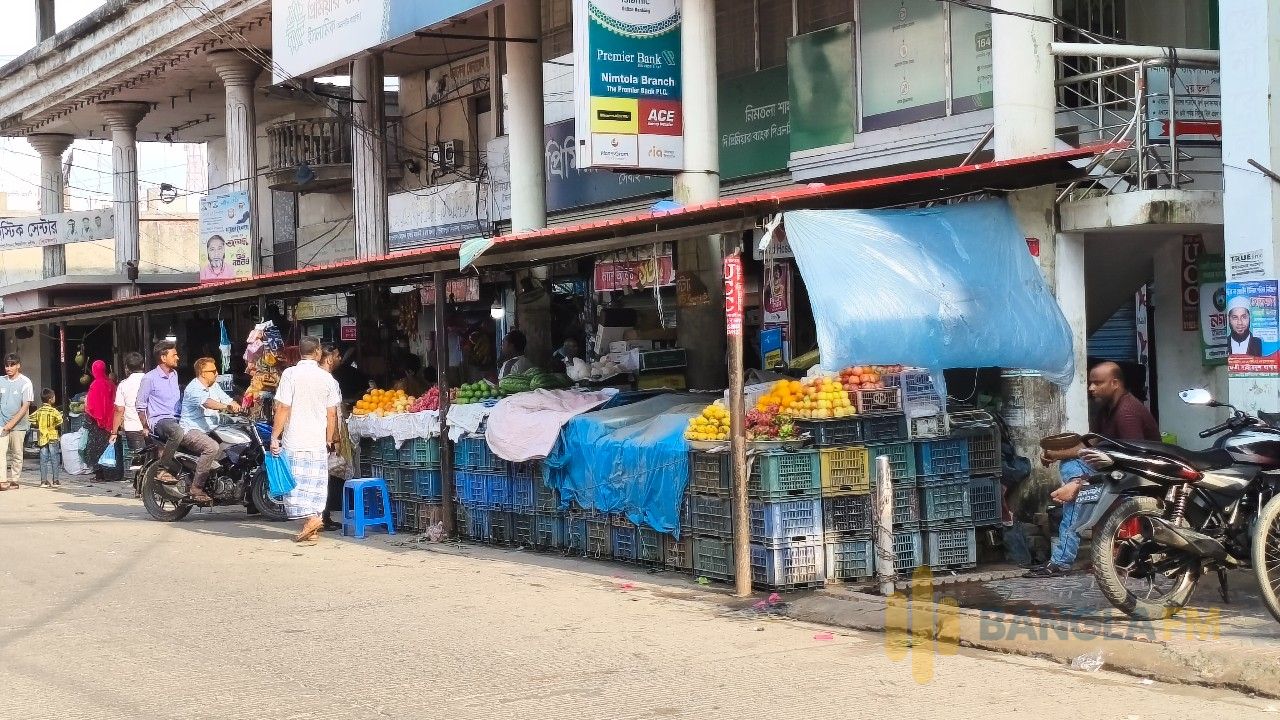 সিরাজদিখানের নিমতলায় ফুটপাত দখল করে দোকান ভাড়া, যানজটে নাকাল পথচারী
