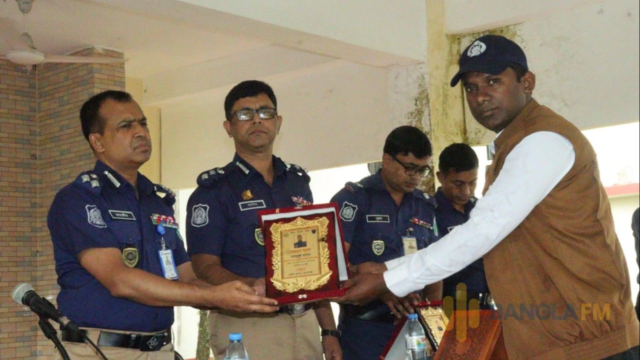 সুনামগঞ্জে শ্রেষ্ঠ চোরাচালান উদ্ধারকারী অফিসার সম্মাননা পেলেন এসআই মাহমুদুল হাসান 