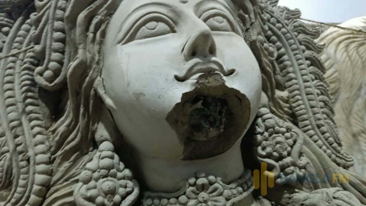 রাজবাড়ীতে দুর্গা ও সরস্বতী প্রতিমার মুখে লাঠির আঘাত