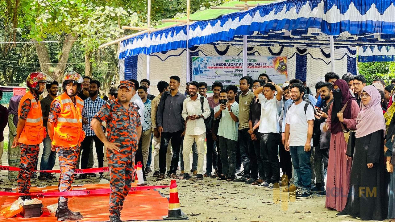ইবি সায়েন্স ক্লাবের আয়োজনে ‘পরীক্ষাগার ও অগ্নি নিরাপত্তা’ বিষয়ক কর্মশালা