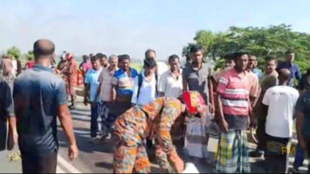 নওগাঁর মান্দায় বাসের চাপায় চার্জার ভ্যানচালক নিহত