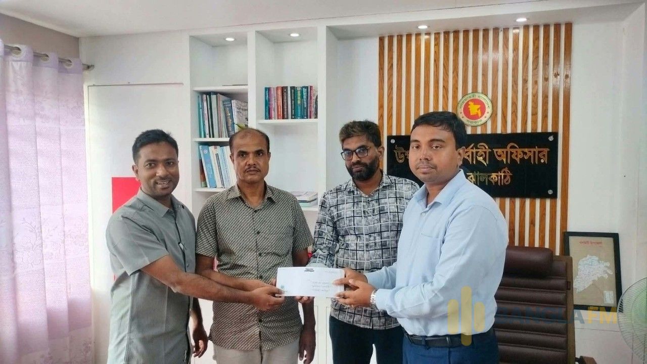 অগ্নিকাণ্ডে ক্ষতিগ্রস্ত পরিবারকে নল‌ছি‌টি উপজেলা প্রশাসনের আর্থিক সহায়তা