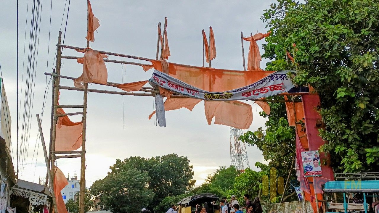চরভদ্রাসনে সড়কজুড়ে বাঁশের গেট, দুর্ঘটনার শঙ্কা