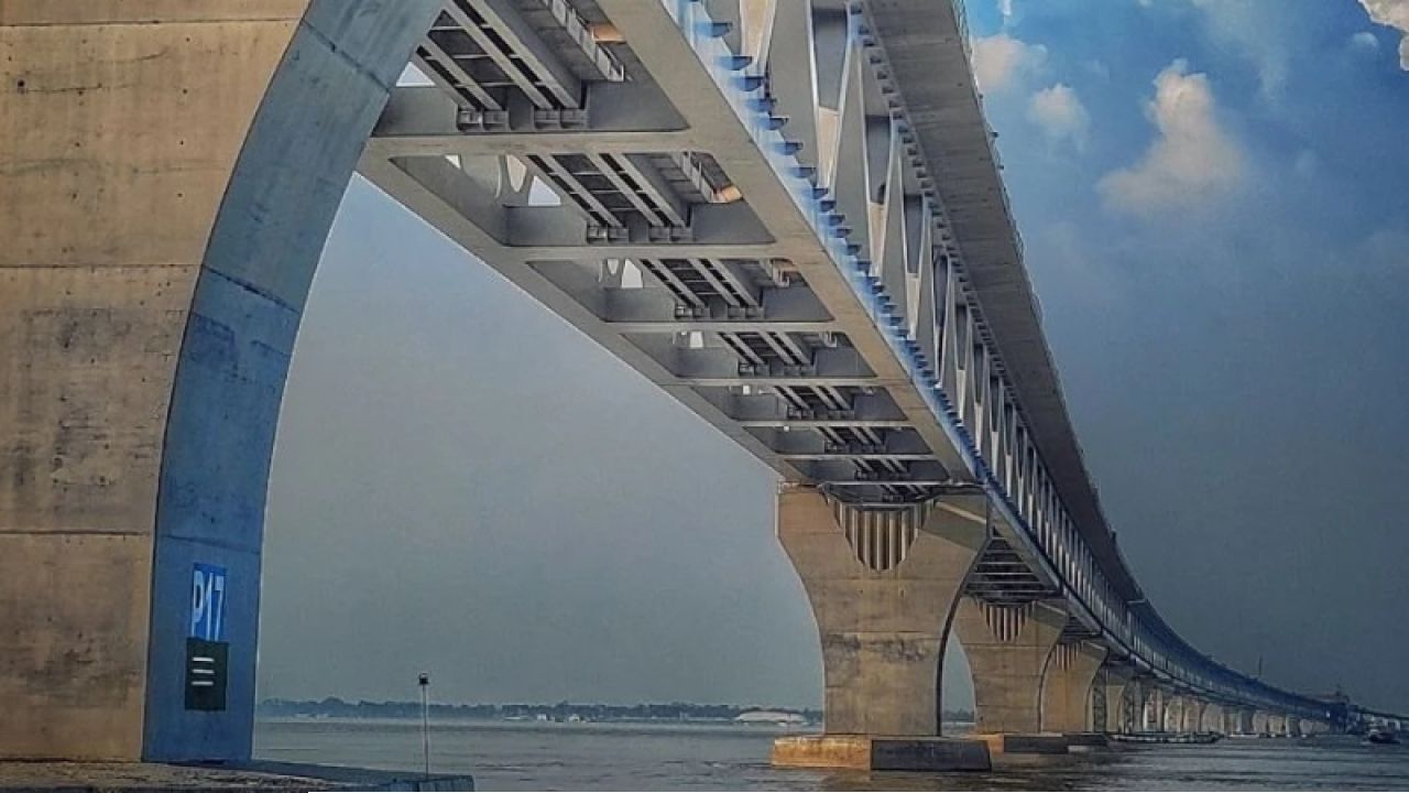 পদ্মা সেতুকে ঝুঁকিতে ফেলে বালু তোলার অনুমতি দেওয়ার প্রক্রিয়া চলছে। এ অনুমতি দেওয়া উচিত বলে মনে করেন কি?