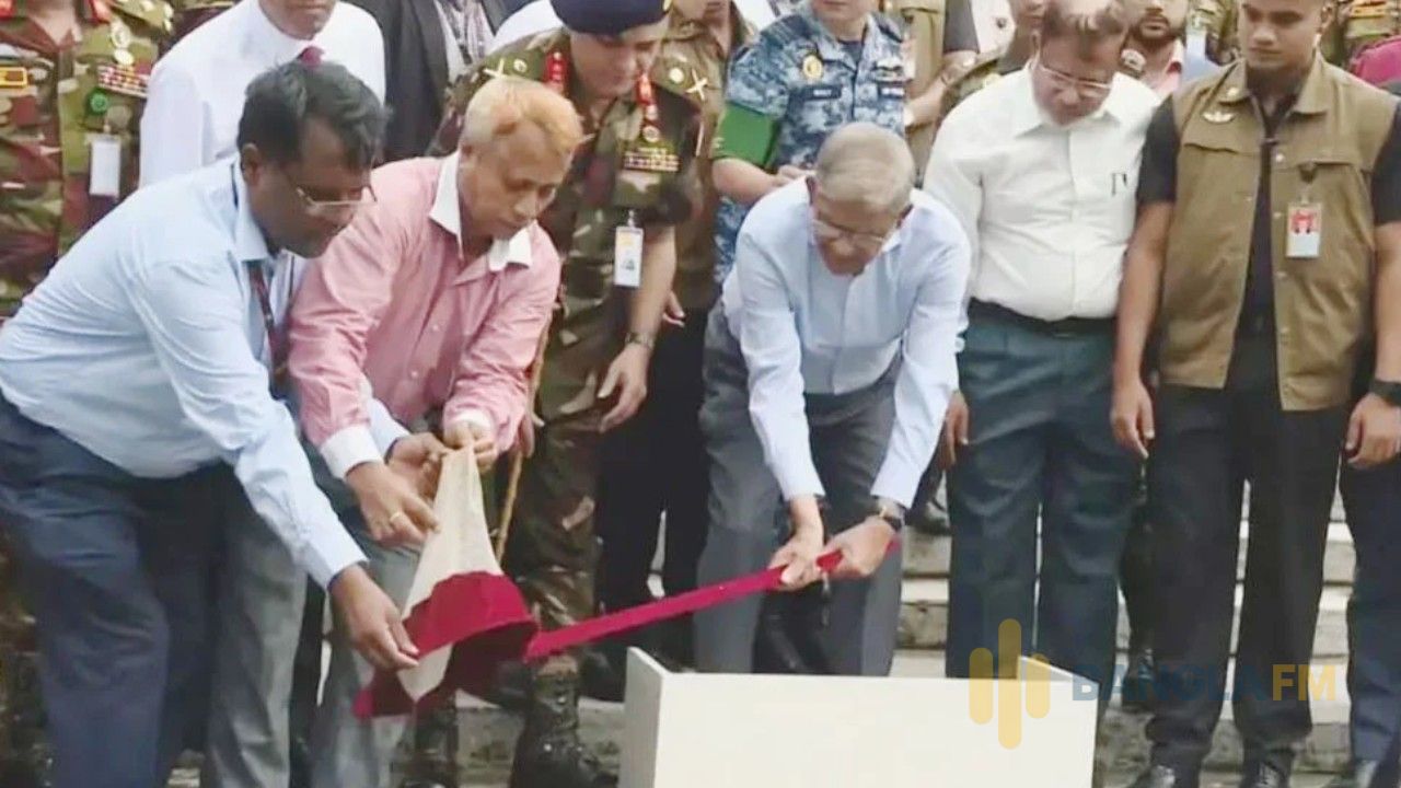 বঙ্গভবনের পুকুরে মাছের পোনা ছাড়লেন রাষ্ট্রপতি