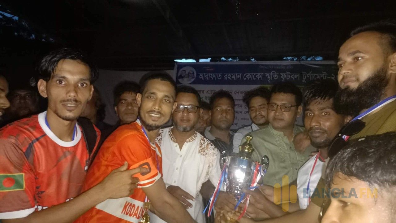 বাঙালহালিয়ায় আরাফাত রহমান কোকো স্মৃতি ফুটবলে ট্রাইবেকারে জিতেছে খণ্ডকাটা একাদশ