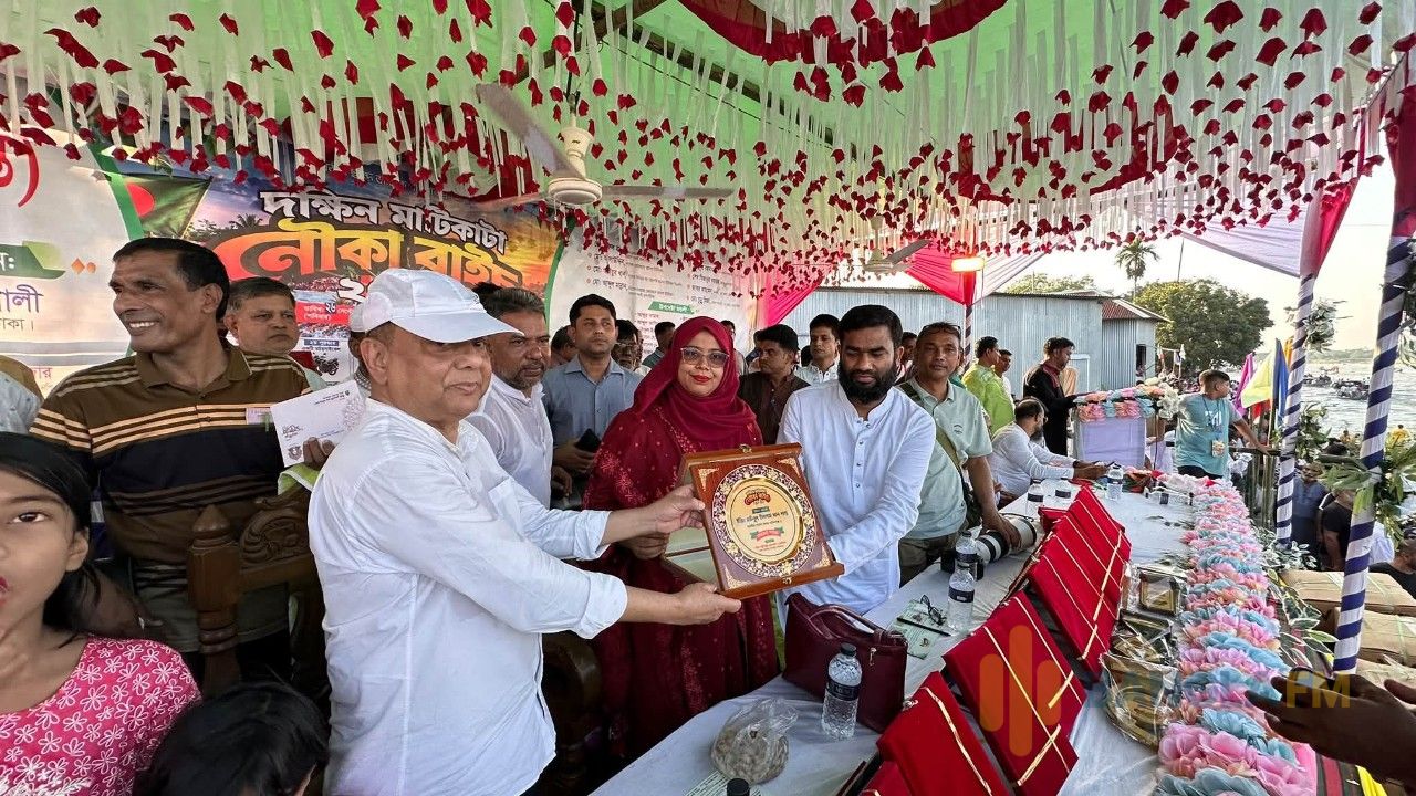 সিংগাইরে কালীগঙ্গা নদীতে ঐতিহ্যবাহী নৌকা বাইচ অনুষ্ঠিত
